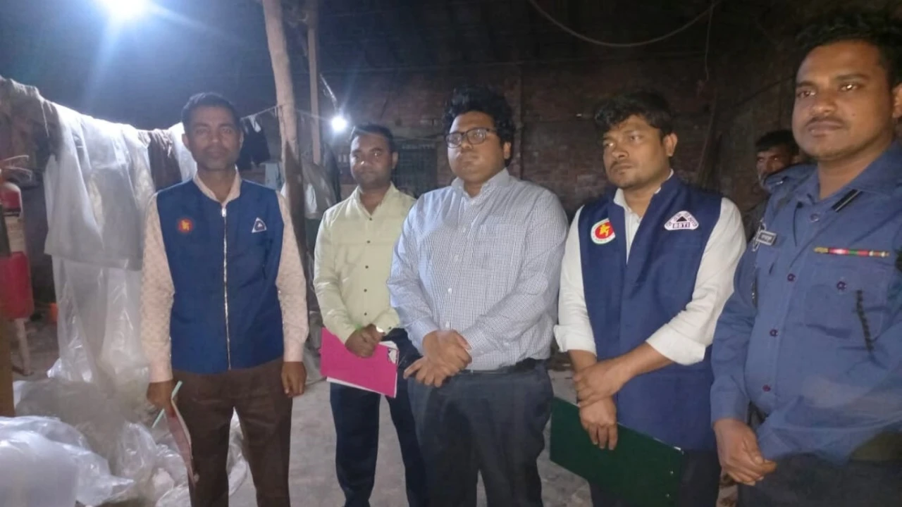 হাটহাজারীতে বিএসটিআইয়ের অভিযান: অনিয়মে জরিমানা ৪৫ হাজার টাকা